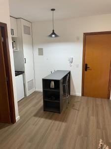 una habitación vacía con una mesa y una puerta en Loft Residencial GreenPark by Staya en Brasilia