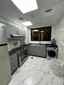 Кухня або міні-кухня у Sharja 1101