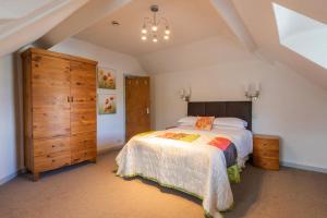 ein Schlafzimmer mit einem Bett und einer Kommode in der Unterkunft Stonyhurst Spacious apartment, great location. in Clitheroe