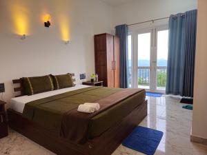 una camera con un grande letto e una grande finestra di Golden sky a Kandy
