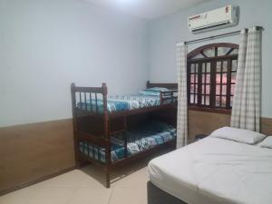 una camera con due letti a castello e un letto di Recanto do Valdir ad Angra dos Reis