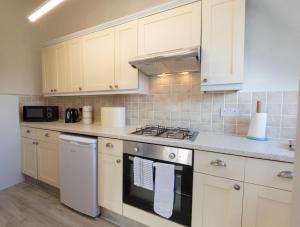 Køkken eller tekøkken på Stonyhurst Spacious apartment, great location. + 8 billeder