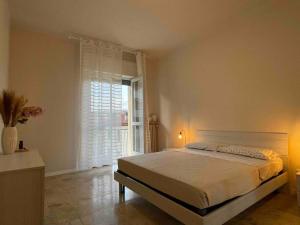 1 dormitorio con cama y ventana grande en Venere Apartment en Bérgamo