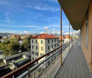 einen Balkon eines Gebäudes mit Stadtblick in der Unterkunft Venere Apartment in Bergamo