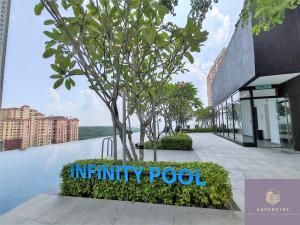 ein Schild, das den Infinity-Pool vor einem Gebäude liest in der Unterkunft Modern Elegance Suite at Georgetown by SuperStay in Jelutong