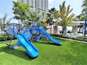 einen Spielplatz in einem Park mit blauer Rutsche in der Unterkunft Modern Elegance Suite at Georgetown by SuperStay in Jelutong
