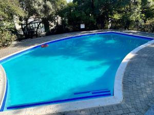 una piscina de agua azul en un patio en Jackal Creek Golf Estate en Roodepoort