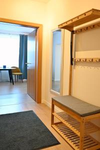 een woonkamer met een spiegel en een tafel bij Gemütliches Stadtapartment im Zentrum von Ried im Innkreis in Ried im Innkreis