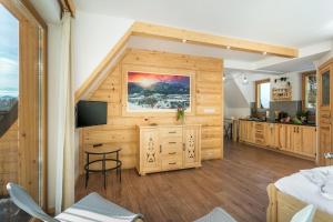 Televízia a/alebo spoločenská miestnosť v ubytovaní Rent like home - Hidden Hill Szymaszkowa 12