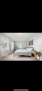 1 dormitorio con cama y mesa de madera en Verona Beach House, 