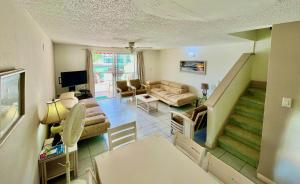 ein Wohnzimmer mit einem Sofa und einem Tisch in der Unterkunft South Finger Villa in Jolly Harbour