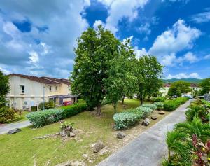 Jolly HarbourにあるVilla 224 South Finger 2-Bedroom Villa in Jolly Harbour, Walking Distance to the Beachの木や岩や道のある庭園