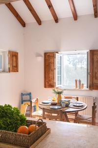 une cuisine avec une table et une salle à manger dans l'établissement Casa Litoral, à Melides