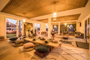 ein Wohnzimmer mit einem Tisch und einem Sofa in der Unterkunft Kalyptus Luxury Camp in Lalla Takerkoust