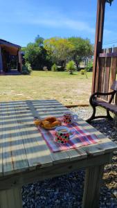 una mesa de picnic con un plato de comida. en Santa Margherita, en José Ignacio