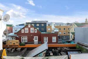 Blick auf eine Stadt vom Dach eines Gebäudes in der Unterkunft Mani Apartments in Reykjavík
