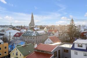 uma vista de uma cidade com uma igreja ao fundo em Máni Apartments em Reiquiavique