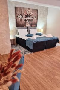 1 dormitorio con 1 cama grande en una habitación en Santa Fe en Suceava