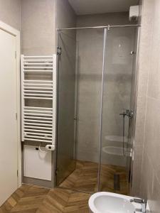 W łazience znajduje się prysznic, toaleta i umywalka. w obiekcie Delight Apartment w Tiranie