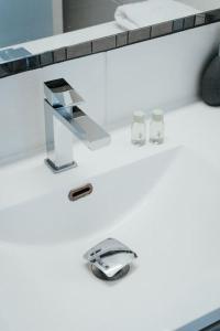 un bureau blanc avec une souris d'ordinateur et un clavier dans l'établissement *L'Echappée* Balcon & Central, à Chamalières