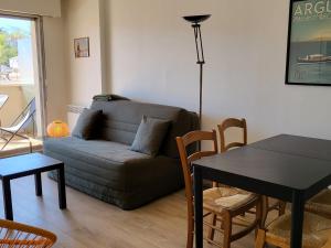 un salon avec un canapé et une table dans l'établissement Appartement T2 en centre ville avec terrasse, wifi, Parking - FR-1-374-188, à Arcachon 11 autres photos