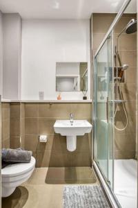 A bathroom at Chic 1 Bedroom Apartment