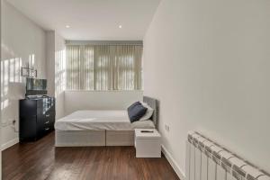 A bed or beds in a room at Chic 1 Bedroom Apartment