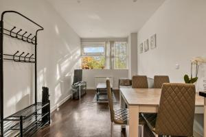 a dining room with a table and chairs at Chic 1 Bedroom Apartment in London