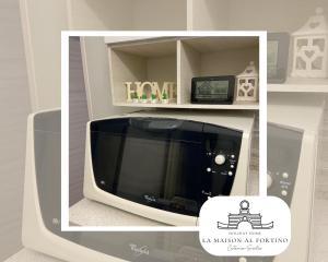 a picture of a microwave sitting on a shelf at La Maison al Fortino in Catania