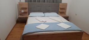 Кровать или кровати в номере Apartments Dinko