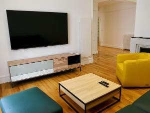 En tv och/eller ett underhållningssystem på Appartement Biarritz, 3 pièces, 4 personnes - FR-1-239-802