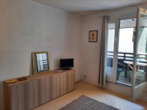 Televízia a/alebo spoločenská miestnosť v ubytovaní Appartement Lumineux à Seignosse, Proche Plage, Commerces et Activités, Parking, Wifi et Balcon - FR-1-239-813