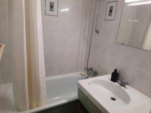 Kúpeľňa v ubytovaní Appartement Lumineux à Seignosse, Proche Plage, Commerces et Activités, Parking, Wifi et Balcon - FR-1-239-813
