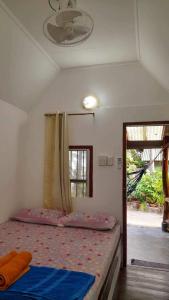 1 dormitorio con 1 cama grande y ventana en Beer's House Bungalows เบียร์เฮ้าส์บังกะโล en Ban Lamai