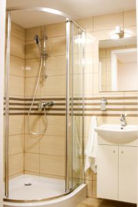 uma casa de banho com um chuveiro e um lavatório. em Relax place & restaurant em Zegrze Południowe