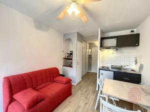 Kuchyňa alebo kuchynka v ubytovaní Appartement F2 avec balcon, proche des Thermes à Lamalou-les-Bains, Animaux Acceptés, Parking Gratuit - FR-1-451-166