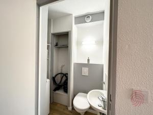 Kúpeľňa v ubytovaní Appartement F2 avec balcon, proche des Thermes à Lamalou-les-Bains, Animaux Acceptés, Parking Gratuit - FR-1-451-166 + 13 fotografií