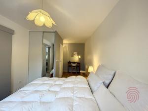 Posteľ alebo postele v izbe v ubytovaní Appartement F2 avec balcon, proche des Thermes à Lamalou-les-Bains, Animaux Acceptés, Parking Gratuit - FR-1-451-166
