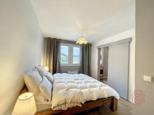 Posteľ alebo postele v izbe v ubytovaní Appartement F2 avec balcon, proche des Thermes à Lamalou-les-Bains, Animaux Acceptés, Parking Gratuit - FR-1-451-166