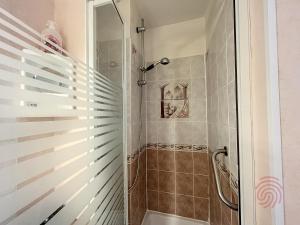 Kúpeľňa v ubytovaní Appartement F2 avec balcon, proche des Thermes à Lamalou-les-Bains, Animaux Acceptés, Parking Gratuit - FR-1-451-166