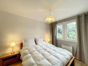 Posteľ alebo postele v izbe v ubytovaní Appartement F2 avec balcon, proche des Thermes à Lamalou-les-Bains, Animaux Acceptés, Parking Gratuit - FR-1-451-166