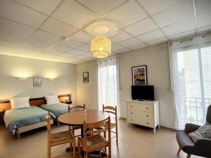 Posteľ alebo postele v izbe v ubytovaní Appartement au cœur de Lamalou-les-Bains, proche thermes et centre-ville, avec balcons et Wifi. - FR-1-451-172
