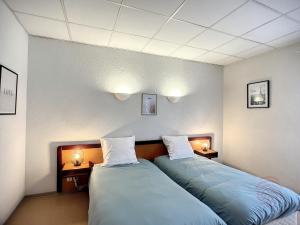 Posteľ alebo postele v izbe v ubytovaní Appartement au cœur de Lamalou-les-Bains, proche thermes et centre-ville, avec balcons et Wifi. - FR-1-451-172
