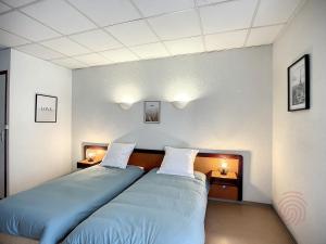 Posteľ alebo postele v izbe v ubytovaní Appartement au cœur de Lamalou-les-Bains, proche thermes et centre-ville, avec balcons et Wifi. - FR-1-451-172