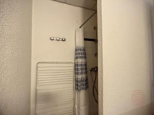Kúpeľňa v ubytovaní Appartement au cœur de Lamalou-les-Bains, proche thermes et centre-ville, avec balcons et Wifi. - FR-1-451-172 + 15 fotografií