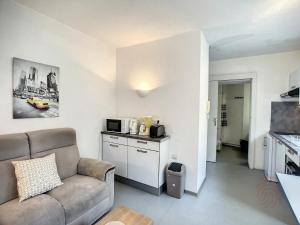 Kuchyňa alebo kuchynka v ubytovaní Appartement F2 avec Véranda, Wifi et Animaux Acceptés Proche Thermes et Parc - Lamalou-les-Bains - FR-1-451-171