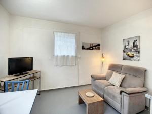 Televízia a/alebo spoločenská miestnosť v ubytovaní Appartement F2 avec Véranda, Wifi et Animaux Acceptés Proche Thermes et Parc - Lamalou-les-Bains - FR-1-451-171