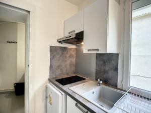 Kuchyňa alebo kuchynka v ubytovaní Appartement F2 avec Véranda, Wifi et Animaux Acceptés Proche Thermes et Parc - Lamalou-les-Bains - FR-1-451-171
