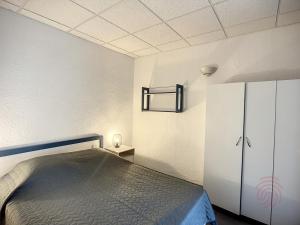 Posteľ alebo postele v izbe v ubytovaní Appartement F2 avec Véranda, Wifi et Animaux Acceptés Proche Thermes et Parc - Lamalou-les-Bains - FR-1-451-171
