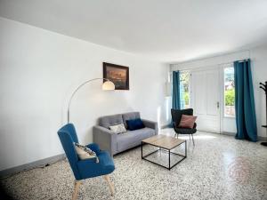 salon z kanapą i 2 krzesłami w obiekcie Appartement F3 avec Terrasse, Proche Centre et Thermes, Animaux Acceptés - Lamalou-les-Bains - FR-1-451-174 w mieście Lamalou-les-Bains